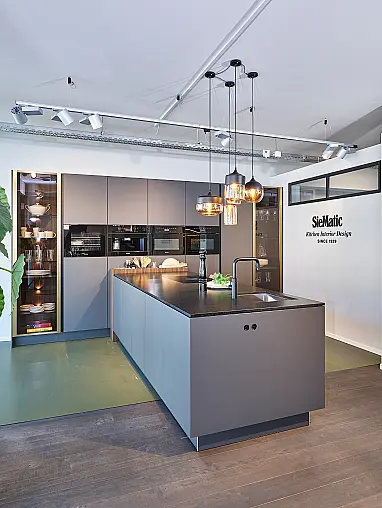 Koje 32 KH: Grijze greeploze eilandkeuken met schiereiland en granieten werkblad