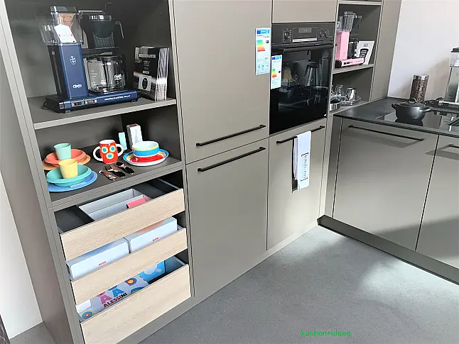 Musterküche mit Granit Arbeitsplate