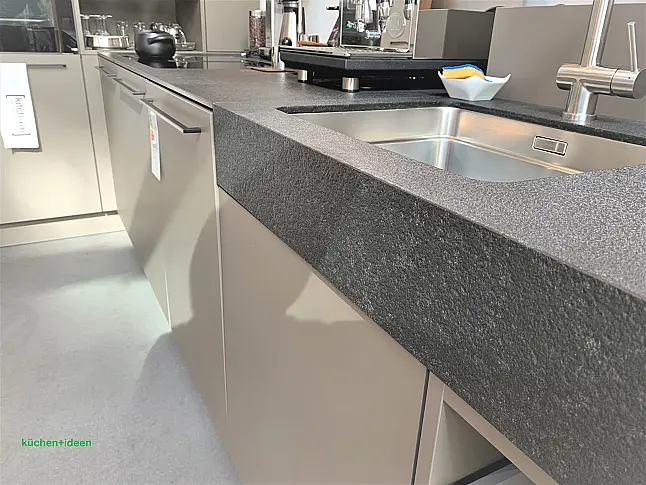 Musterküche mit Granit Arbeitsplate