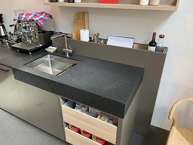 Musterküche mit Granit Arbeitsplate