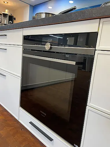 Moderne Küche mit matter Echtlack Rahmenfront und furnierter Eichenfront in Carbon MK09