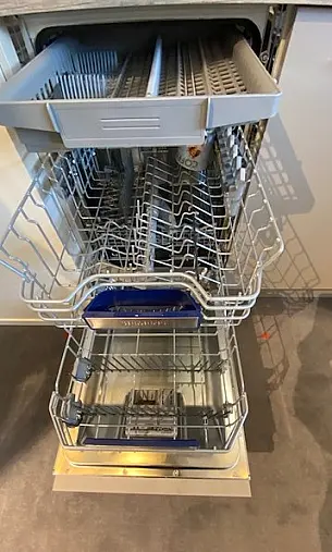 Pantry Küche mit Kühlschrank &amp; Geschirrspüler