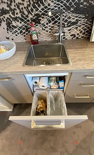 Pantry Küche mit Kühlschrank &amp; Geschirrspüler