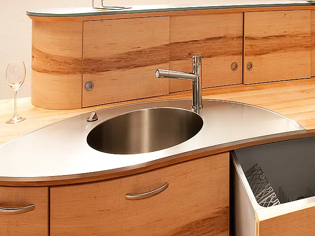 Runde Küche aus Holz individuell geplant. Lassen Sie Ihrer Kreativität freien Lauf.