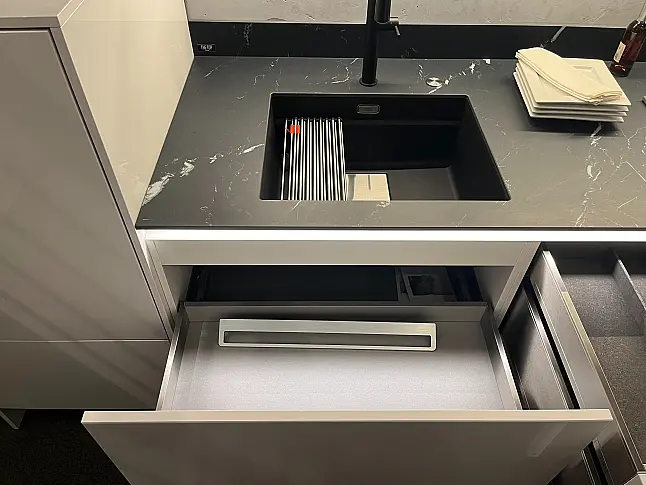 Ballerina Designküche Smart Glas Achatweiß mit schwarzer Keramik