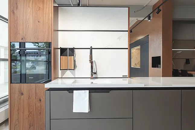 Glas matt mit Alteiche Funier