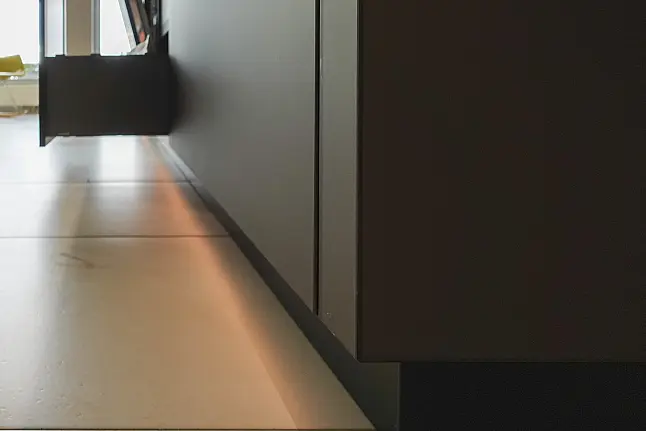 Glas matt mit Alteiche Funier