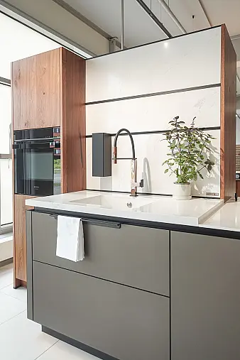 Glas matt mit Alteiche Funier