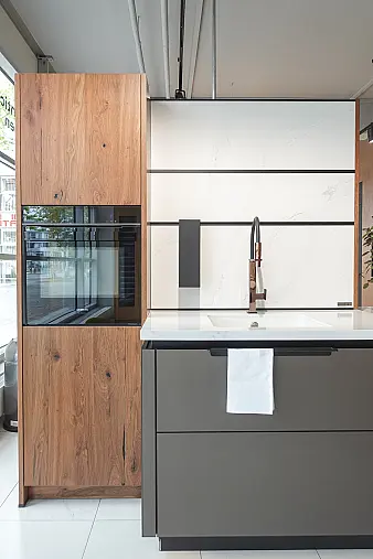 Glas matt mit Alteiche Funier