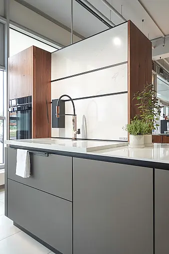 Glas matt mit Alteiche Funier
