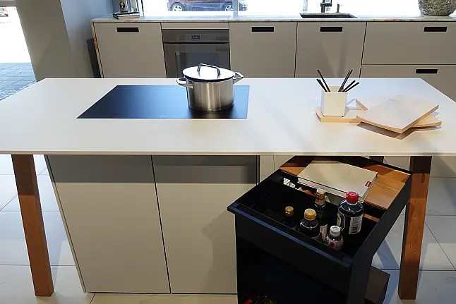 Edle und moderne Kücheninsel mit Natursteinplatte
