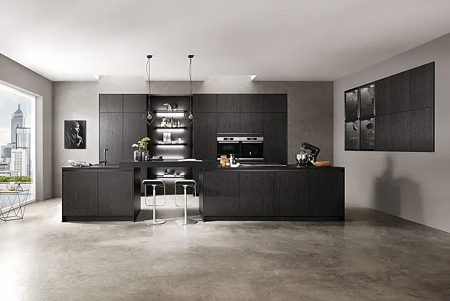 Grifflose Inselküche in Eiche Nero NB