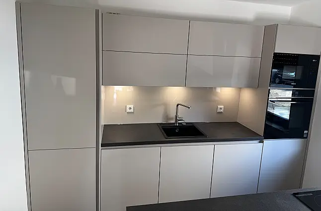 Moderne grifflose Küche mit Lackfronten