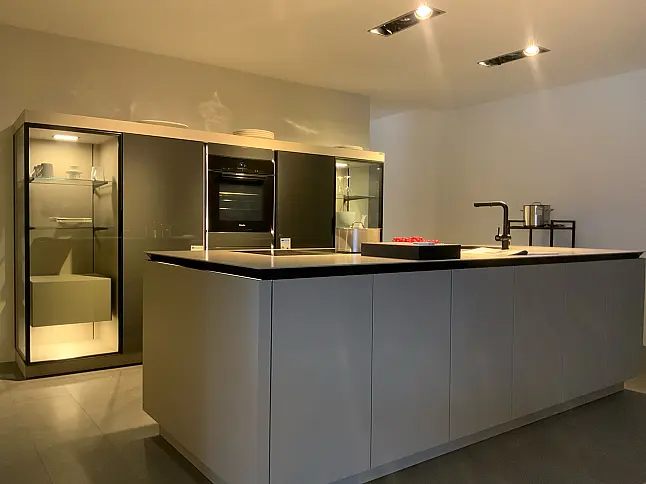 | Hochschrankzeile mit Koch-Insel | 6mm-Keramik-Arbeitsplatte | Miele Vollausstattung |