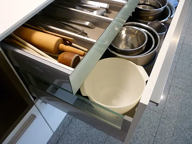Moderne und zeitlose Zeilenküche mit Insel