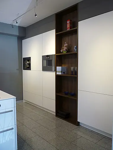 Moderne und zeitlose Zeilenküche mit Insel