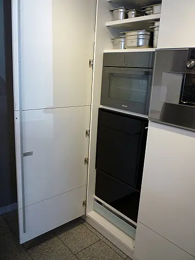 Moderne und zeitlose Zeilenküche mit Insel