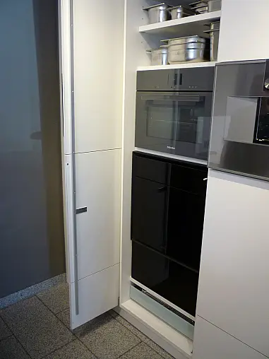 Moderne und zeitlose Zeilenküche mit Insel