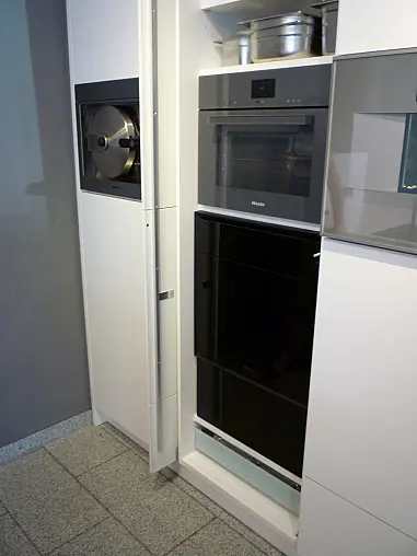 Moderne und zeitlose Zeilenküche mit Insel