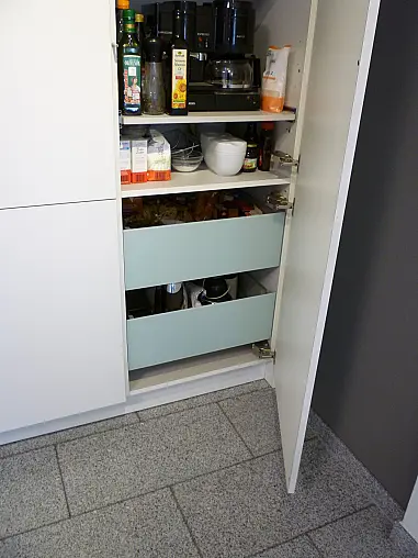Moderne und zeitlose Zeilenküche mit Insel