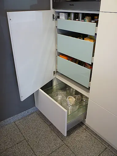 Moderne und zeitlose Zeilenküche mit Insel