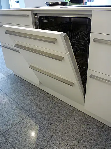 Moderne und zeitlose Zeilenküche mit Insel