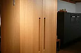 Geschirr- und Vorratsschrank
2 Koffertüren , innen Alu-Rahmentüre mit Vorratsdosen