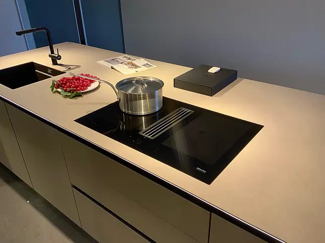 | Hochschrankzeile mit Koch-Insel | 6mm-Keramik-Arbeitsplatte | Miele Vollausstattung |