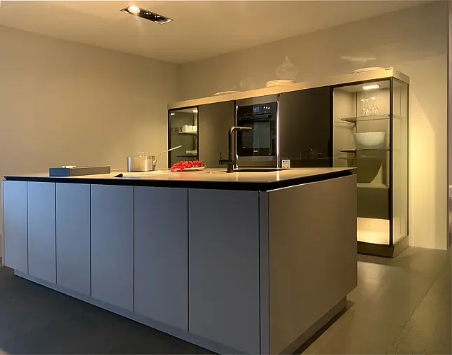 | Hochschrankzeile mit Koch-Insel | 6mm-Keramik-Arbeitsplatte | Miele Vollausstattung |