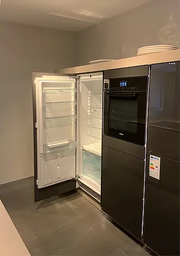 | Hochschrankzeile mit Koch-Insel | 6mm-Keramik-Arbeitsplatte | Miele Vollausstattung |