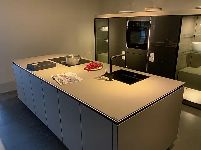 | Hochschrankzeile mit Koch-Insel | 6mm-Keramik-Arbeitsplatte | Miele Vollausstattung |