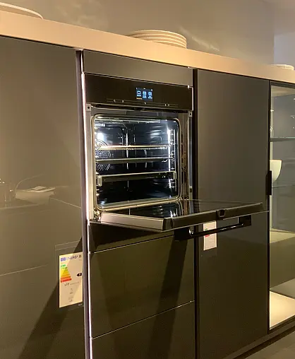 | Hochschrankzeile mit Koch-Insel | 6mm-Keramik-Arbeitsplatte | Miele Vollausstattung |