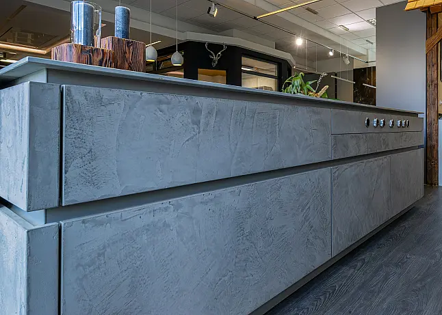 - Moderne Wandzeile und Insel, Echtbeton in Spachteltechnik