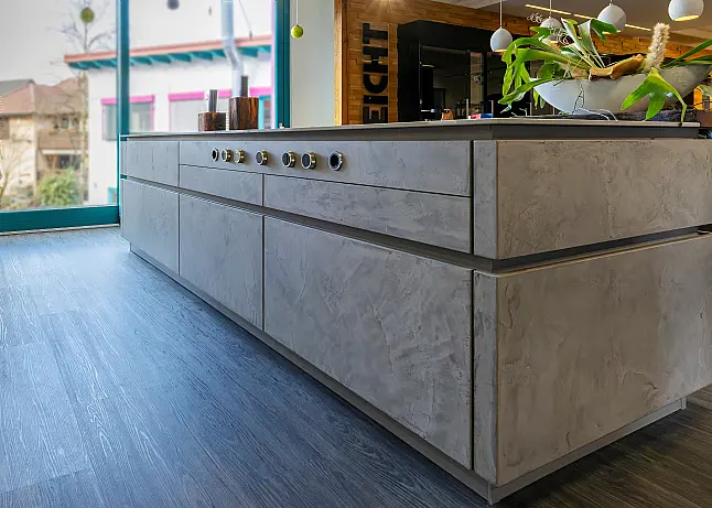 - Moderne Wandzeile und Insel, Echtbeton in Spachteltechnik