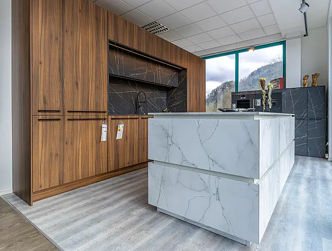 - Hochschrankzeile mit Kochinsel und Highboard - Marmoroptik und Nussbaum-Holznachbildung