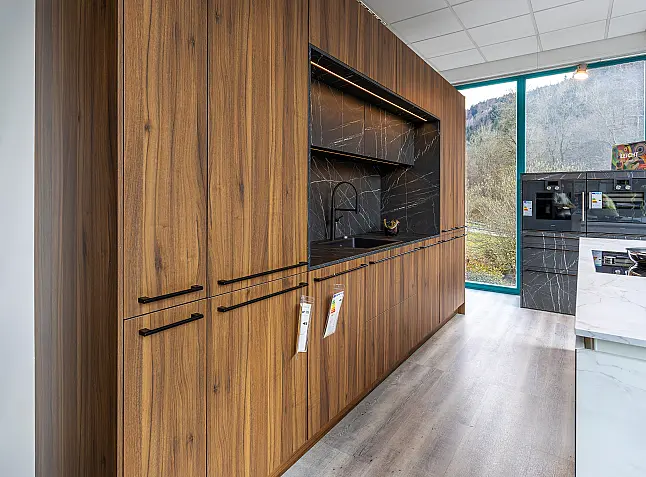 - Hochschrankzeile mit Kochinsel und Highboard - Marmoroptik und Nussbaum-Holznachbildung
