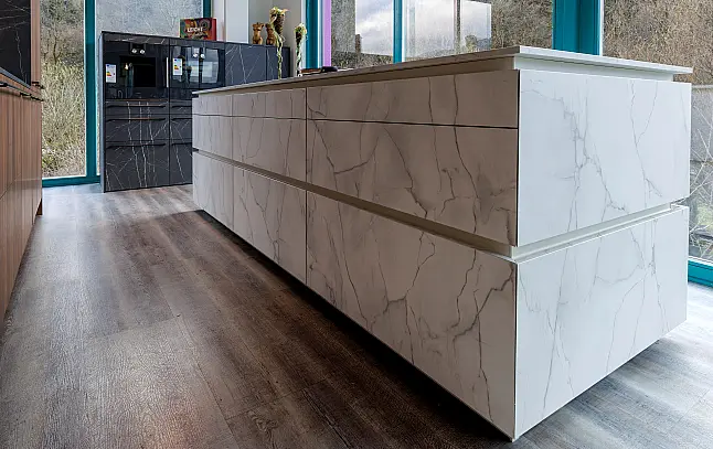 - Hochschrankzeile mit Kochinsel und Highboard - Marmoroptik und Nussbaum-Holznachbildung