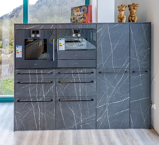 - Hochschrankzeile mit Kochinsel und Highboard - Marmoroptik und Nussbaum-Holznachbildung