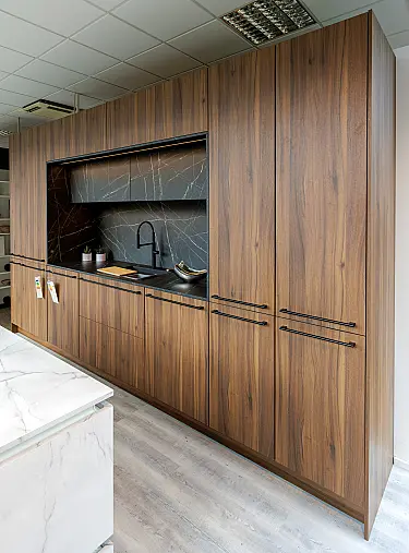 - Hochschrankzeile mit Kochinsel und Highboard - Marmoroptik und Nussbaum-Holznachbildung