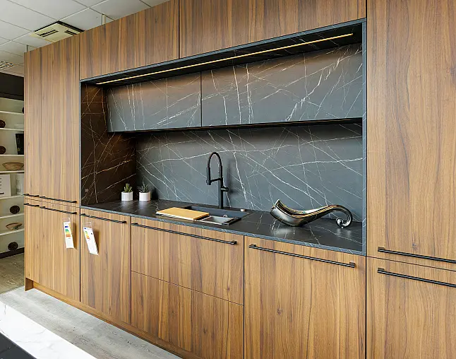 - Hochschrankzeile mit Kochinsel und Highboard - Marmoroptik und Nussbaum-Holznachbildung