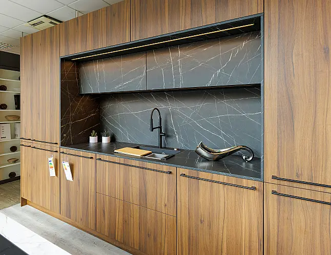- Hochschrankzeile mit Kochinsel und Highboard - Marmoroptik und Nussbaum-Holznachbildung