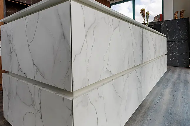 - Hochschrankzeile mit Kochinsel und Highboard - Marmoroptik und Nussbaum-Holznachbildung