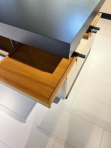 - Edle Designerküche mit Showeffekt: Beleuchtung, Vitrinen und Einblicke.