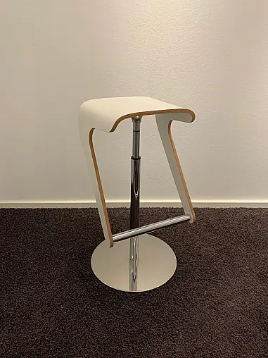 Aufregend geformter Barhocker in Holz Furnier Weiß lackiert  mit Metallgestell - höhenverstellbar- Preise reduziert!/H