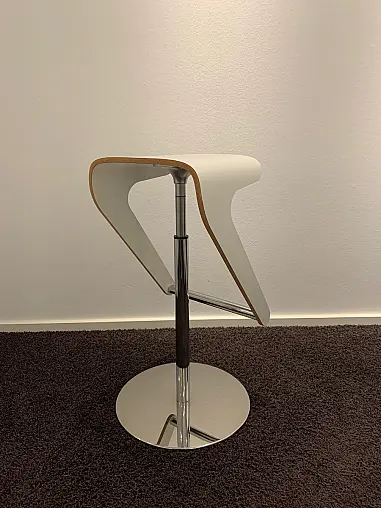 Aufregend geformter Barhocker in Holz Furnier Weiß lackiert  mit Metallgestell - höhenverstellbar- Preise reduziert!/H