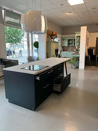 Concept 130 Top Soft Schwarz Küchenzeile mit Kochinsel zum sitzen