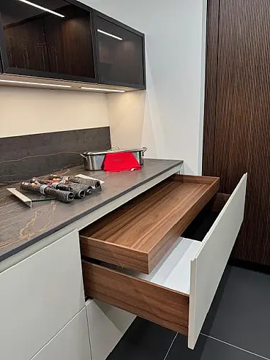 Cortina Fineline kombiniert mit Kaschmir Diamantlack  Grifflos