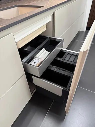 Cortina Fineline kombiniert mit Kaschmir Diamantlack  Grifflos