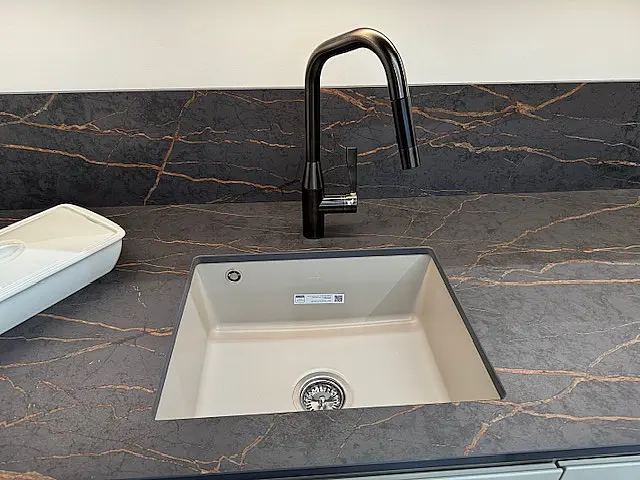 Cortina Fineline kombiniert mit Kaschmir Diamantlack  Grifflos