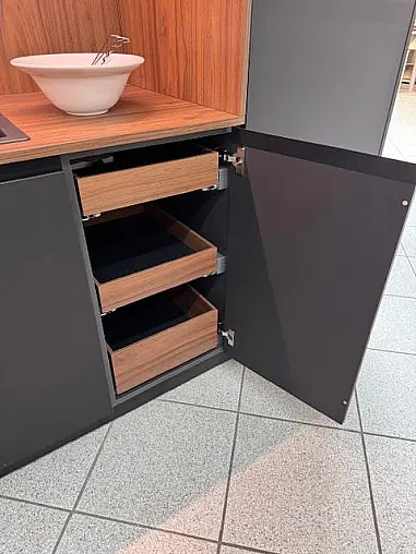 Musterküche schwarz supermatt - Arbeitsplatte Repro Nußbaum
